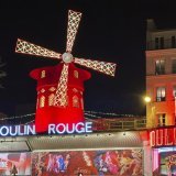 Les ailes du Moulin Rouge ont tourné pour la première fois le 6 octobre 1889, à l'ouverture du cabaret à Paris (archives). KEYSTONE/AP/ROBERT F. BUKATY